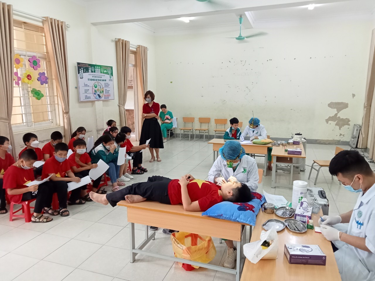 Toàn cảnh hoạt động khám chữa răng cho các em học sinh